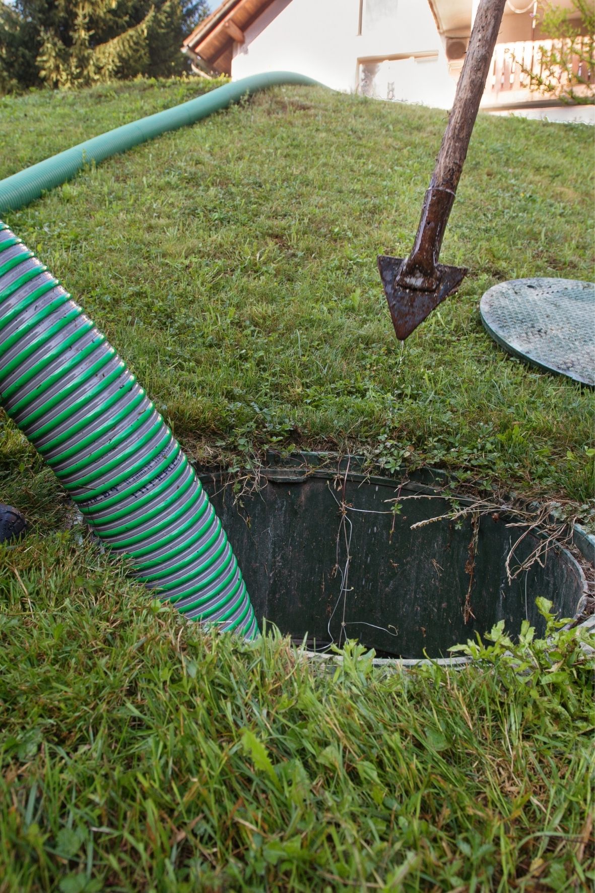 Inspection de drain souterrain à proximité d’un bâtiment résidentiel aux Îles-de-la-madeleine